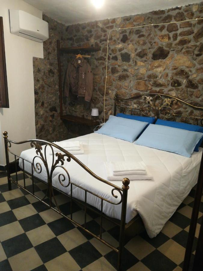 Deiana Bed and Breakfast Santu Lussurgiu Rum bild